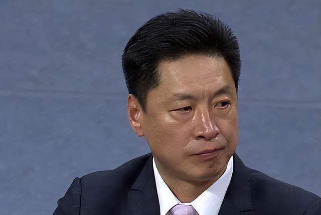 滕哈赫说道：“你总是试图找到平衡，对维拉那天的平衡非常好，加纳乔在右路，霍伊伦在中路，拉什福德在左路。